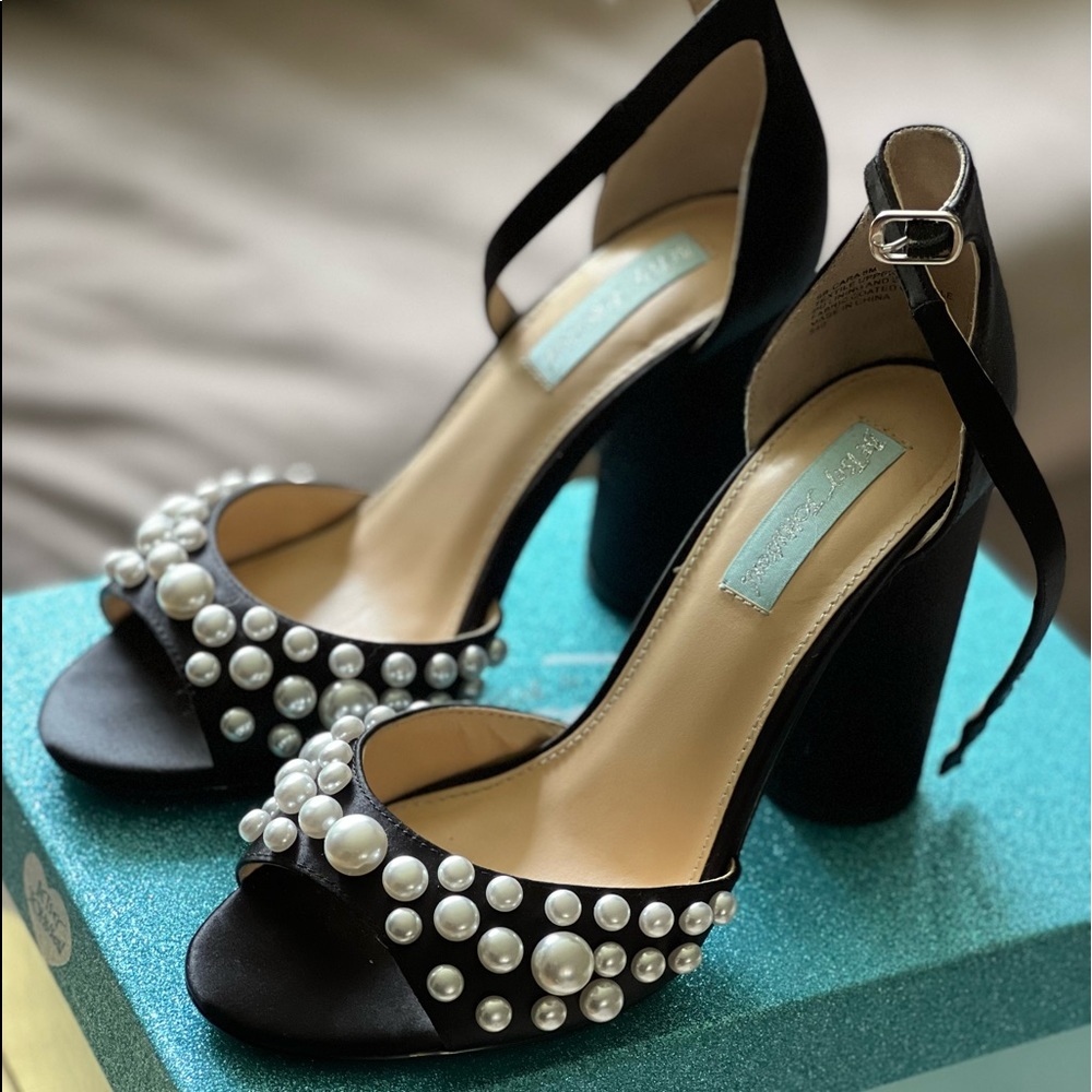 Betsey Johnson black pearl sandals 8.0